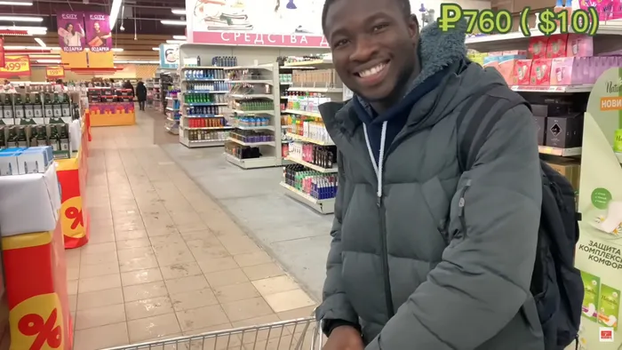 Африканец показал, что можно купить за 10 долларов в русском супермаркете. Реакция иностранцев⁠⁠