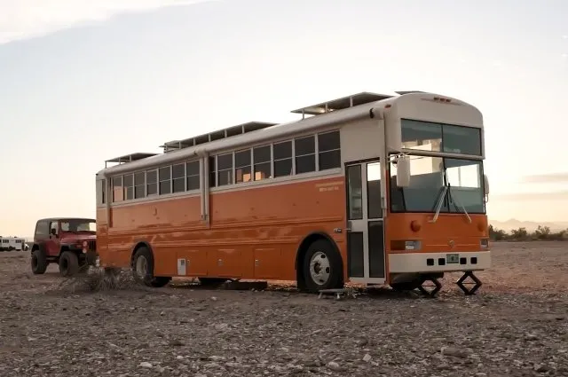 Семейная пара преобразила школьный автобус за восемь тысяч долларов