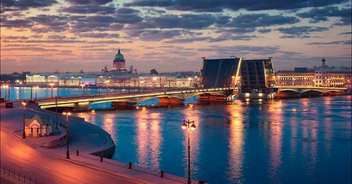 Прогулки под разводными мостами: исследуйте Петербург с водной перспективы