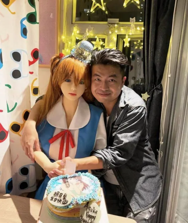 Китаец из Гонконга решил встречаться с пластиковой куклой из аниме "Евангелион"