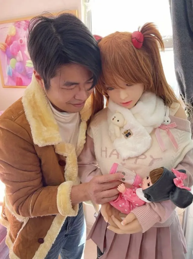 Китаец из Гонконга решил встречаться с пластиковой куклой из аниме "Евангелион"