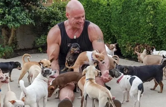 Бобби Химфрис приютил 50 бездомных собак, чтобы спастись от одиночество