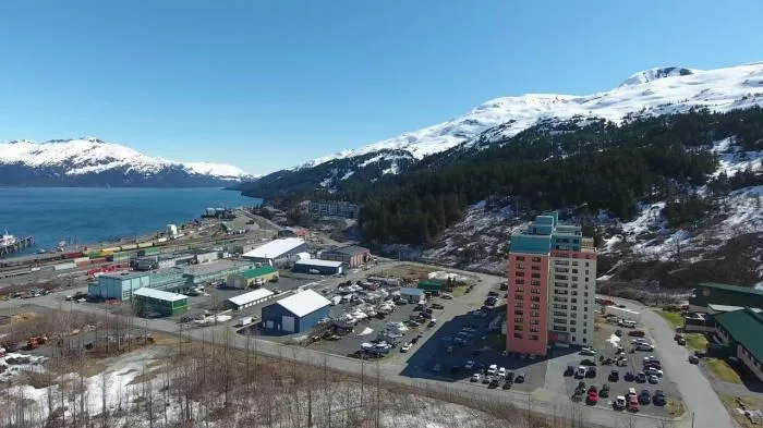Как люди живут в городе на Аляске, где есть всего 1 жилой дом на всех