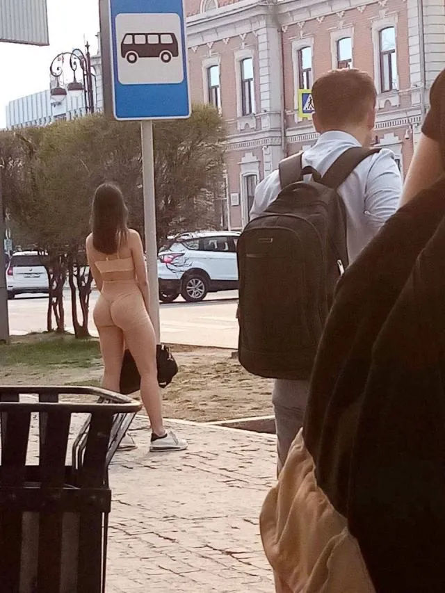 В Тюмени возмутились внешним видом девушки, которая стояла на остановке в "голом" спортивном костюме В Тюмени возмутились внешним видом девушки, которая стояла на остановке в "голом" спортивном костюме
