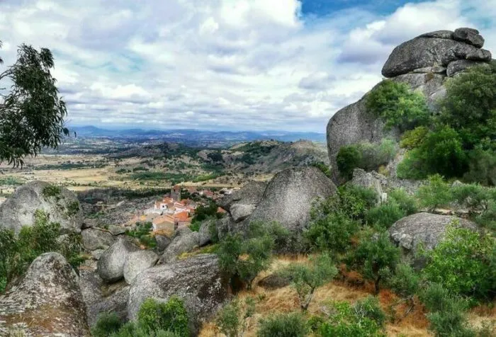15 фото «самой португальской деревни»​, где дома зажаты между камнями