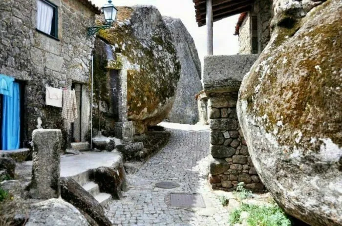 15 фото «самой португальской деревни»​, где дома зажаты между камнями
