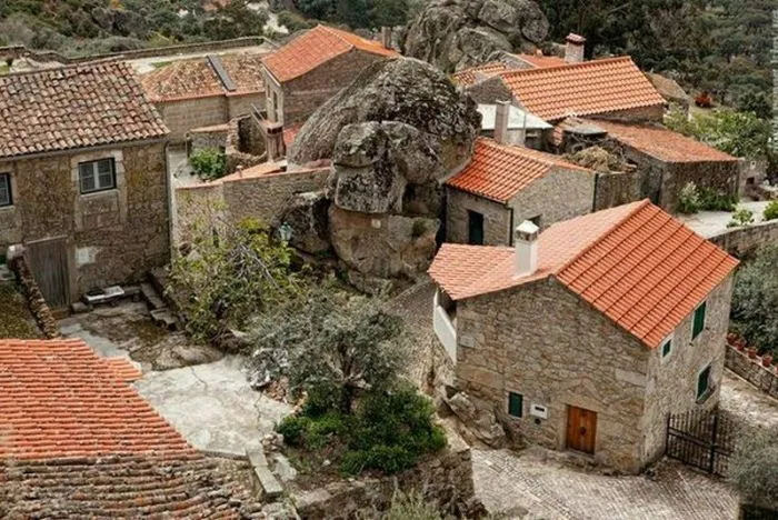 15 фото «самой португальской деревни», где дома зажаты между камнями 15 фото «самой португальской деревни», где дома зажаты между камнями
