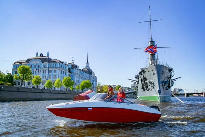 Водные прогулки в Санкт-Петербурге: открой город с другой стороны Водные прогулки в Санкт-Петербурге: открой город с другой стороны