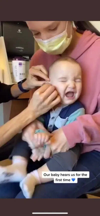 Глухой малыш впервые слышит родителей