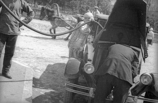 Лиля Брик на Угольной площади заправляет Renault NN, подаренный Владимиром Маяковским. Москва, 1929 год