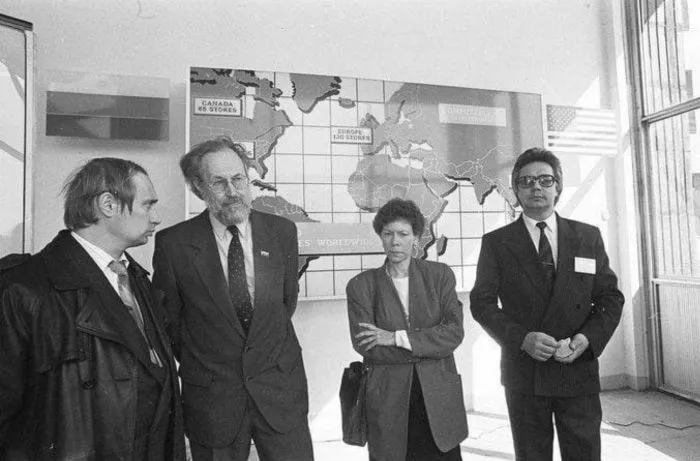 Попробуйте узнать: известные россияне и их фото в 90-е