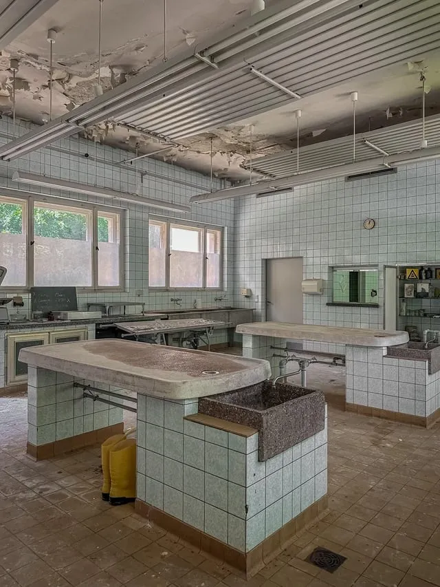 Заброшенные места, в которых ещё теплятся остатки цивилизации