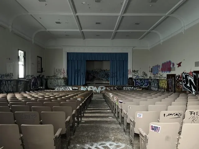 Заброшенные места, в которых ещё теплятся остатки цивилизации