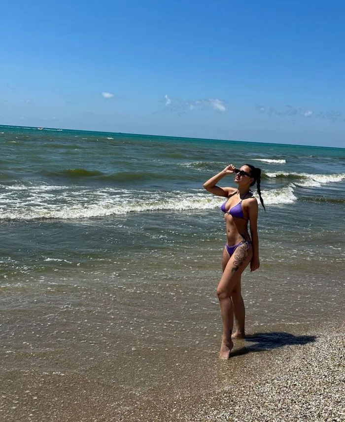 Водонаева нервно курит в сторонке: правдивый фотоотчёт с пляжей Анапы