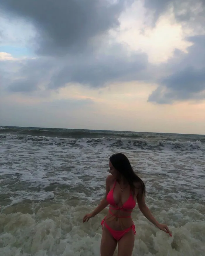 Водонаева нервно курит в сторонке: правдивый фотоотчёт с пляжей Анапы