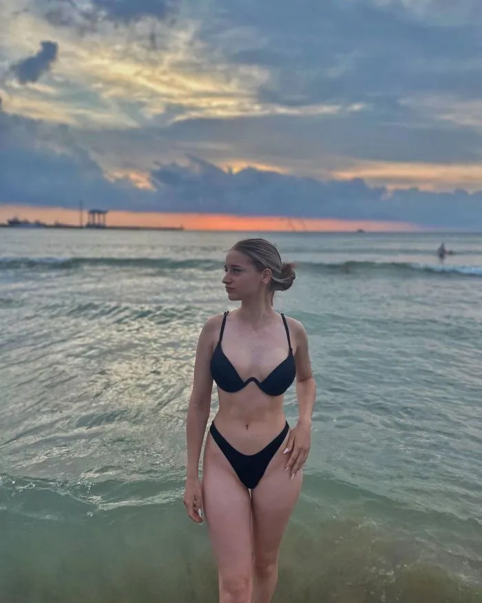 Водонаева нервно курит в сторонке: правдивый фотоотчёт с пляжей Анапы Водонаева нервно курит в сторонке: правдивый фотоотчёт с пляжей Анапы