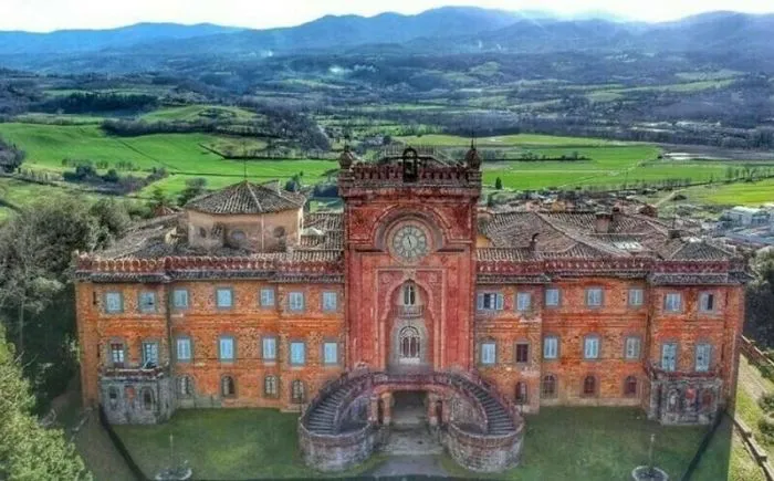 17 фото сказочного итальянского замка, где на каждый день года есть своя комната