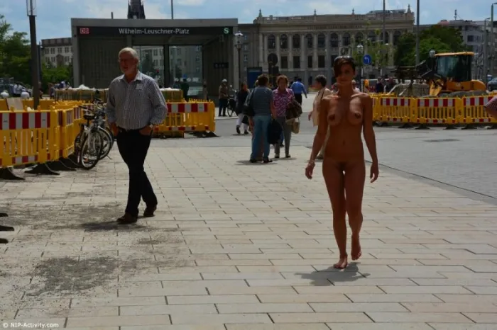 Габриэлла голая на улице: обнаженка на публике