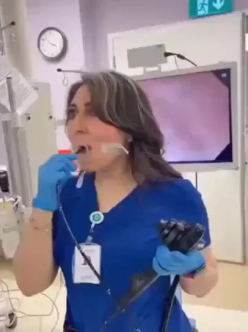 Гастроэнтеролог показала на себе как проводится процедура гастроскопии