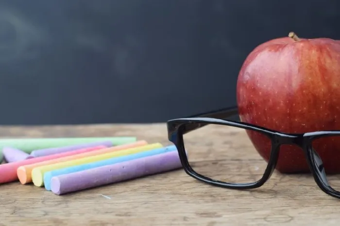 Почему учителю в Америке дети активно тащат яблоки на стол?⁠⁠