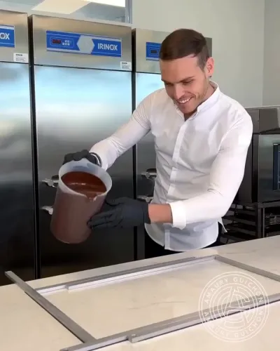 Пеликан из шоколада