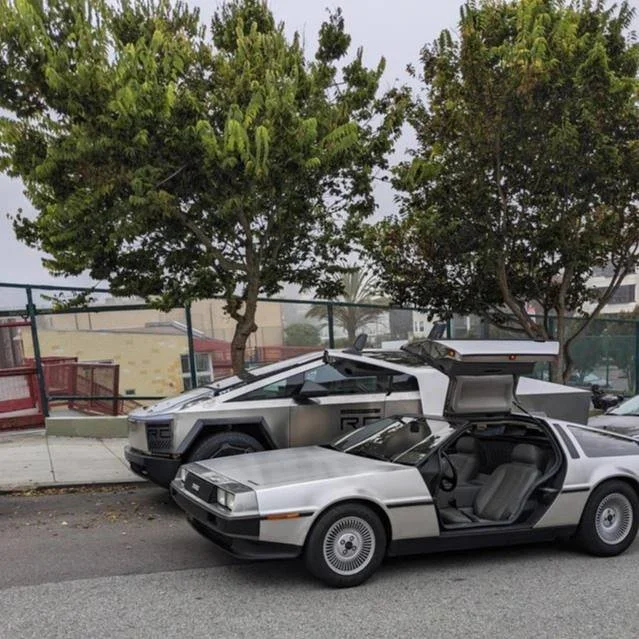 Tesla Cybertruck и DeLorean – автомобили, словно из другого мира