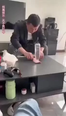 Стол, бутылка и бумага