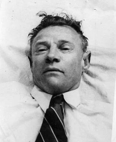 Смерть на пляже: 75 лет тайны вокруг мертвого мужчины и нераскрытой записки.
