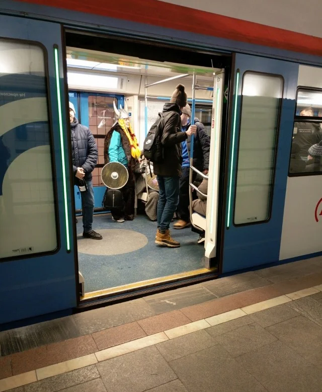 Стильные тренды под землей: модники, покоряющие метро своими неповторимыми образами