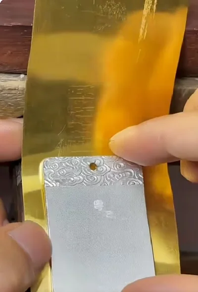 Как делают украшение из "чистого золота" 😁