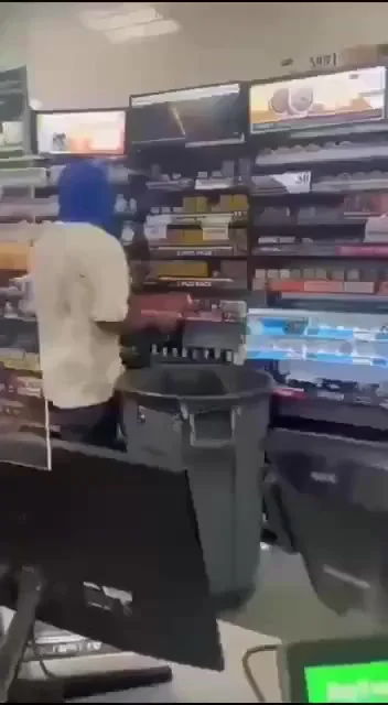 Индус на страже магазина
